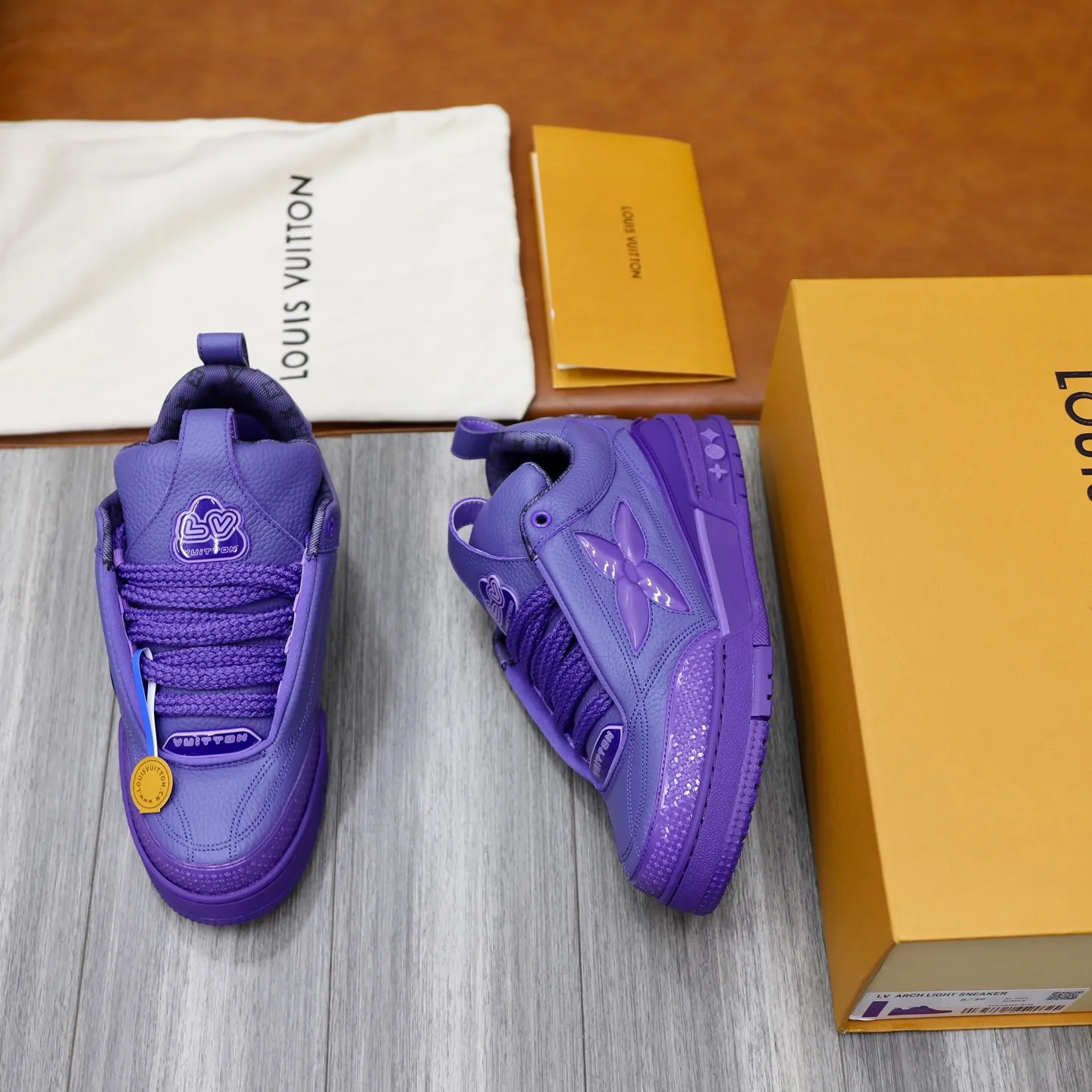Men's shoes 💰: 860💰 LV Louis Vuitton TRAINER new sneakers are shipped. Louis Vuitton men's artistic director Virgil Abloh took inspiration to create this LV Trainer sneaker. Yingze crystal inlays present a colorful effect, with two gorgeous effect colors to choose from. The LV diamond letter logo badge on the tongue is gorgeous and noble. The LV letters are decorated on the side. The outsole is decorated with a Monogram flower pattern. It shows the trend of elegance and nobility! Men's model: 39-44 (38, 45, 46 customized)